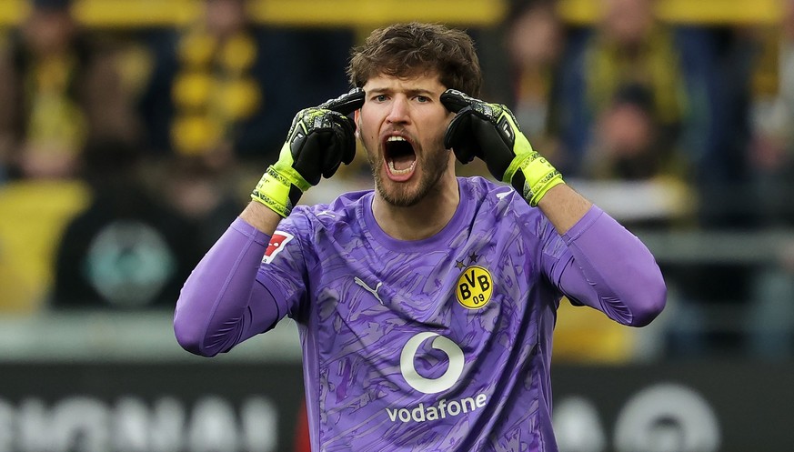 epa12542112 Goalkeeper Gregor Kobel of Dortmund (R) reacts during the German Bundesliga soccer match between Borussia Dortmund and VfB Stuttgart in Dortmund, Germany, 22 November 2025. EPA/FRIEDEMANN  ...