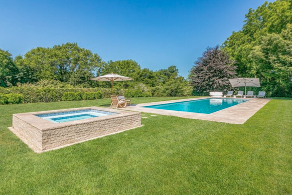 La piscine et le jacuzzi, rigoureusement indispensables.