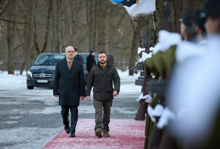 Le président estonien Alar Karis et son homologue ukrainien Volodymyr Zelensky, lors de leur rencontre à Tallinn, Estonie, le 11 janvier 2024.