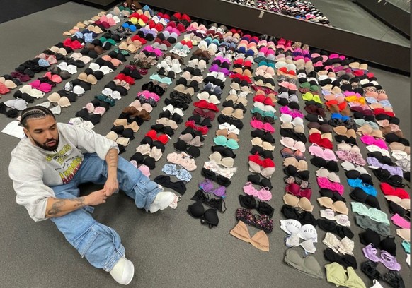 Drake pose avec sa collection de soutien-gorges, reçu pendant sa tournée américaine,