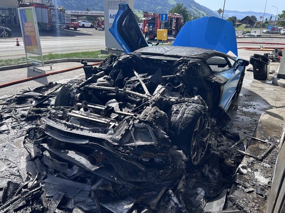 Une Lamborghini prend feu dans une station-service alémanique