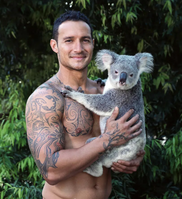 Brian (prénom d&#039;emprunt) pompier australien avec un koala