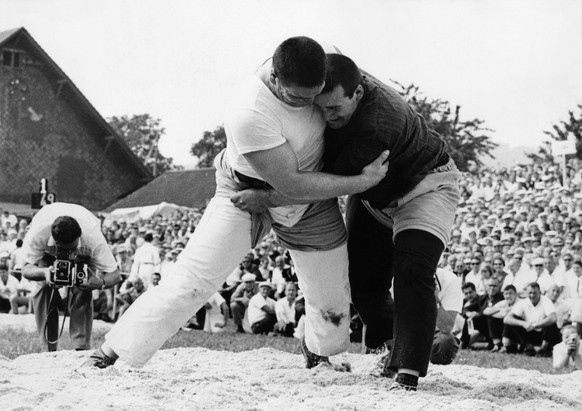 Der Turner Karl Meli, links, tritt am 3. August 1967 am 8. Kilchberger Schwinget gegen den Sennen Rudolf Hunsperger an. Meli gewinnt das Kilchberger Schwinget. (KEYSTONE/Str)