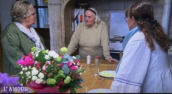 Soso l'extravertie (gauche), Lucette la maman de Jean-Louis, et Sophie la timide (droite).