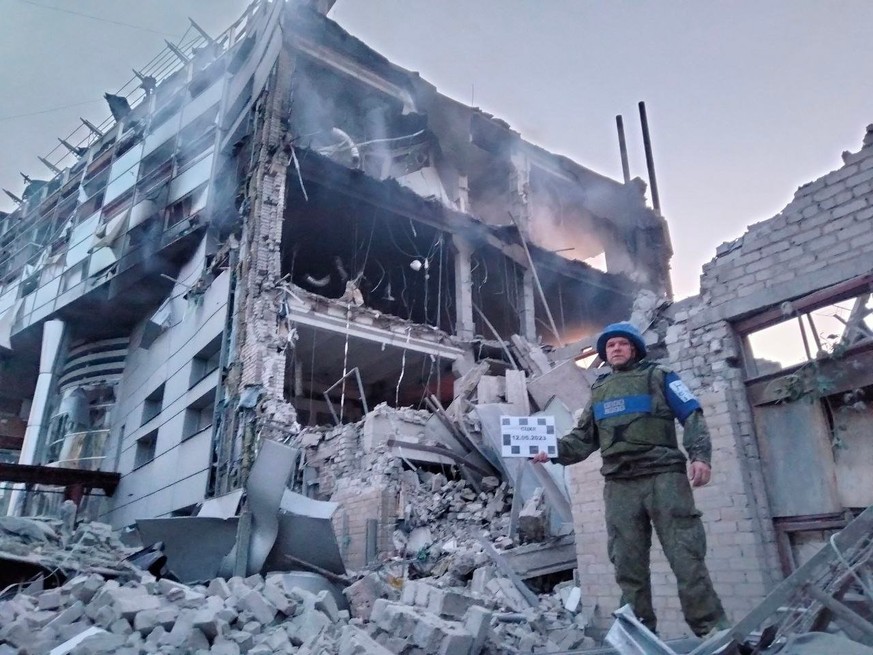Le bâtiment ciblé à Lougansk après les explosions.