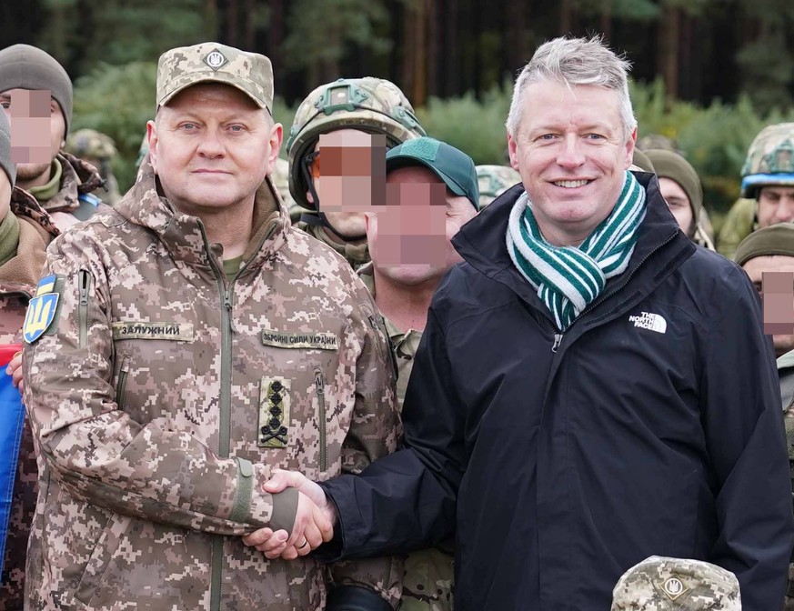 Valeri Zaloujny (à gauche) et Luke Pollard, ici lors d'un exercice militaire dans l'est de l'Angleterre.