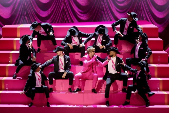 HOLLYWOOD, CALIFORNIA - MARCH 10: Ryan Gosling performs &#039;I&#039;m Just Ken&#039; from &quot;Barbie&quot; onstage during the 96th Annual Academy Awards at Dolby Theatre on March 10, 2024 in Hollyw ...