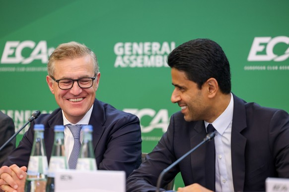 07.09.2023, Berlin: Fußball: European Club Association (ECA), Generalversammlung. Jan-Christian Dreesen, Vorstandschef des FC Bayern München (l) und Nasser Al-Khelaifi Präsident, Paris Saint-Germain,  ...