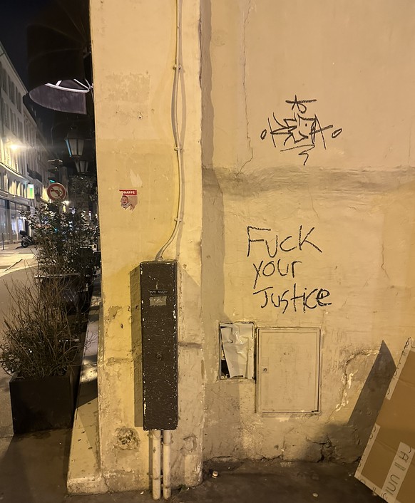 A quelques enjambées du théâtre Marigny, à Paris.