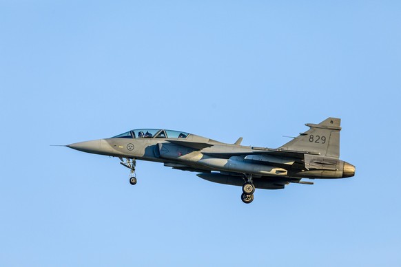 Leeuwarden, Niederlande 2. April 2025: Landung eines Saab JAS 39 Gripen der schwedischen Luftwaffe w�hrend der NATO-�bung Ramstain Flag Leeuwarden, Niederlande 2. April 2025: Landung eines Saab JAS 39 ...