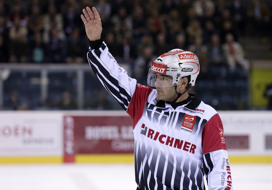 Head referee Brent Reiber gestures, during the game of National League A (NLA) Swiss Championship between Geneve-Servette HC and HC Fribourg Gotteron, at the ice stadium Les Vernets, in Geneva, Switze ...