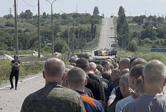 Une photo du ministère ukrainien de la Défense montre des prisonniers de guerre ukrainiens échangés et libérés le 29 juin.