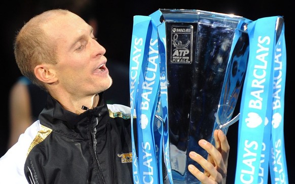 epa01948972 Nikolay Davydenko of Russia with the ATP Masters tennis trophy after beating Argentina&#039;s Juan Martin del Potro during the ATP Masters tennis final at the O2 Arena in London, Britain,  ...