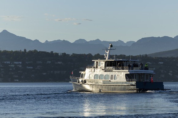 Le bateau &quot;Valais&quot; de la CGN navigue lors de l&#039;inauguration officielle de la Voie Bleue ce lundi, 15 septembre 2025 a Bellevue, Geneve. La Voie Bleue est une ligne de transport public l ...