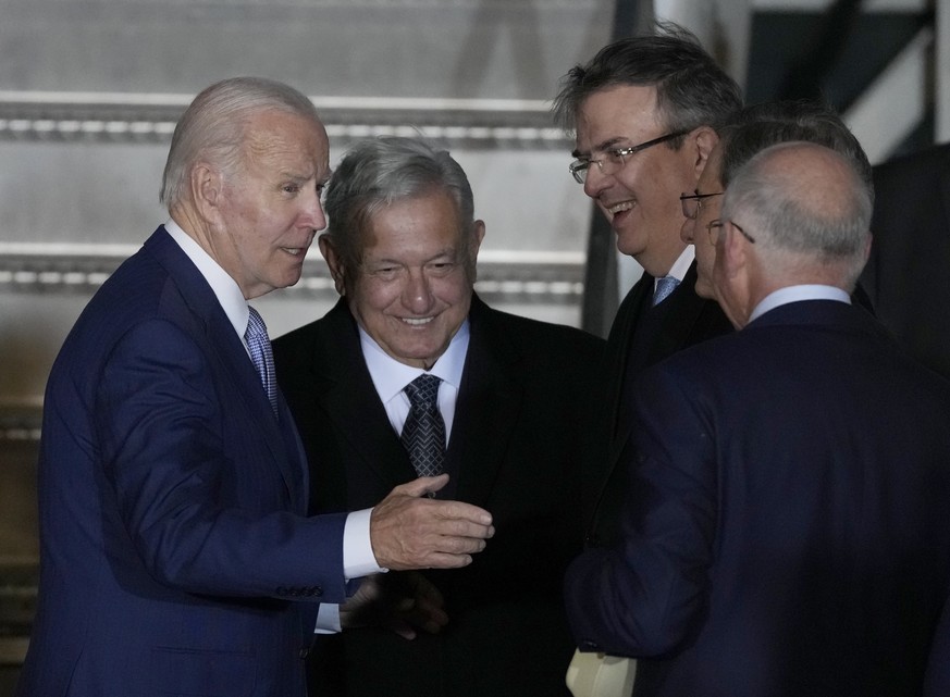 Joe Biden a été accueilli par son homologue mexicain Andres Manuel Lopez Obrador à sa descente d'Air Force One.