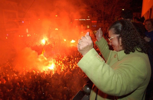 Emine, die Mutter von Murat und Hakim Yakin, laesst sich am fruehen Morgen des 25. April 2002 auf dem Barfuesserplatz vor dem Stadtcasino in Basel von den Fans des FC Basel beglueckwuenschen. Weit ueb ...