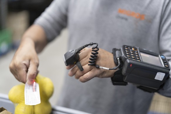 Das Lager-, Logistik- und Distributionszentrum von Migros Online in Pratteln, fotografiert am 3. Juni 2021 in Pratteln, Kanton Basel-Landschaft. (KEYSTONE/Gaetan Bally)