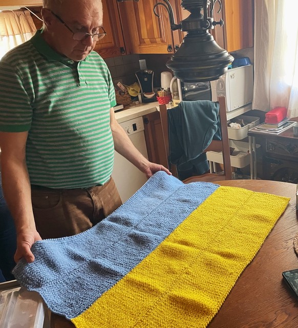 Guy Rossoz tricote des couvertures pour les enfants de l'un des hôpitaux de Kiev, en Ukraine.