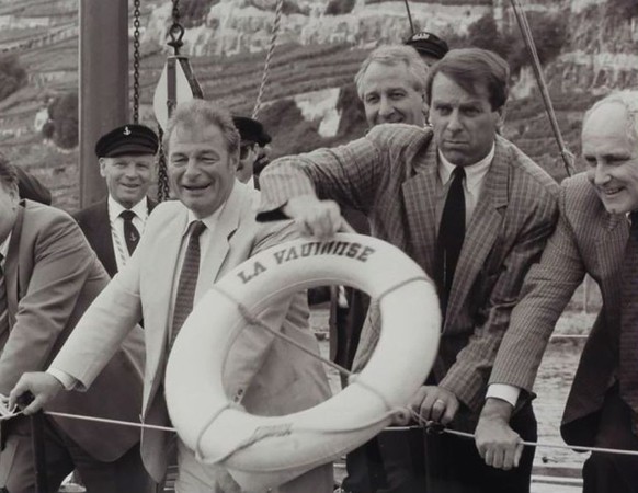 Après le non à l’EEE du mois de décembre 1992 le président de la Confédération Adolf Ogi se mue en «bouée de sauvetage» de la politique extérieure suisse.