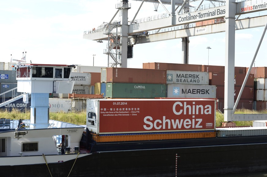 Ein Schiff transportiert einen Schiffscontainer mit der Aufschrift &amp;quot;China-Schweiz&amp;quot; waehrend es den Rheinhafen in Basel verlaesst, am Dienstag, 1. Juli 2014, in Basel. Heute tritt das ...