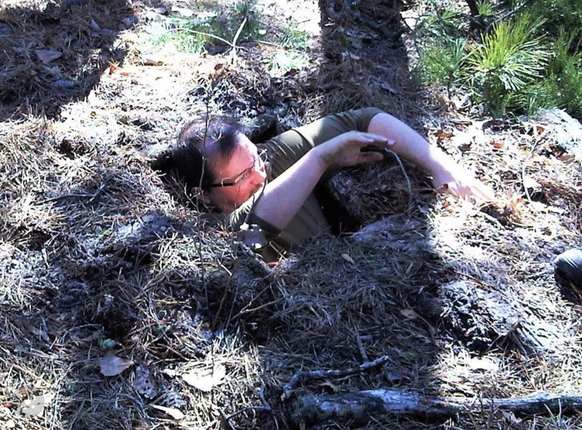 Rhodes lors d'un exercice militaire, en train de se dissimuler dans un trou qu'il a creusé dans son jardin.
