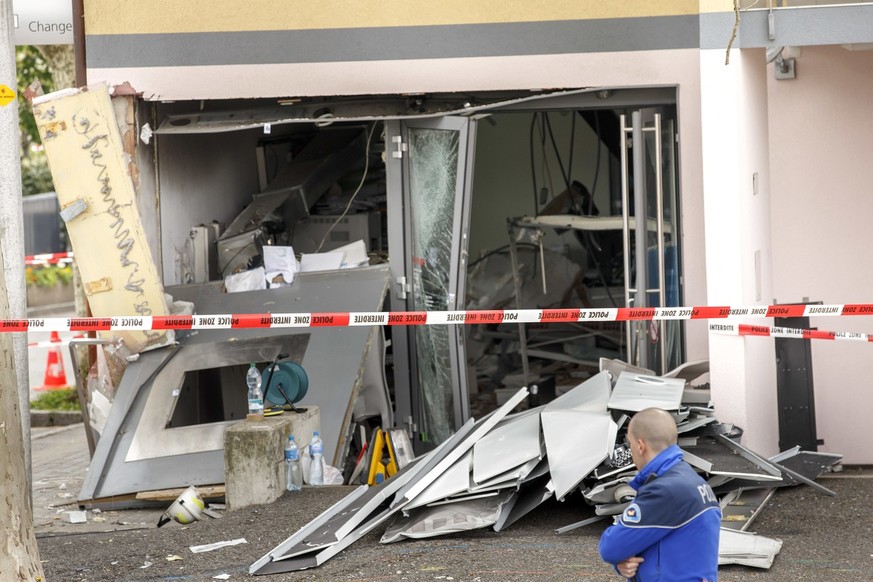 Un gendarme de la police genevoise monte la garde sur le lieu du braquage a l&#039;explosif des distributeurs automatiques de la banque Raiffeisen, ce dimanche 19 avril 2015 a Veyrier pres de Geneve.  ...