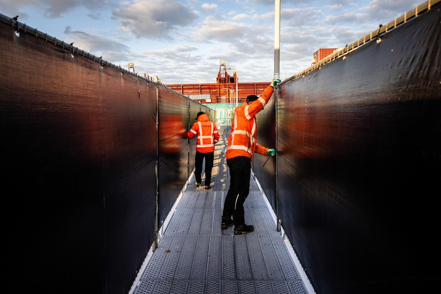 epaselect epa12961936 A location in the Port of Rotterdam is being prepared for the arrival of the cruise ship MV Hondius in Rotterdam, the Netherlands, 16 May 2026. The ship's crew members will  ...