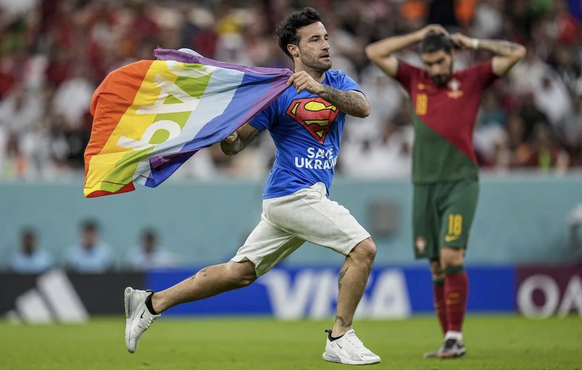 Mario Ferri, habitué de l'envahissement des terrains, fait irruption durant le match Portugal-Urugay avec un drapeau LGBTQ et des messages de soutien aux femmes iraniennes et aux Ukrainiens.