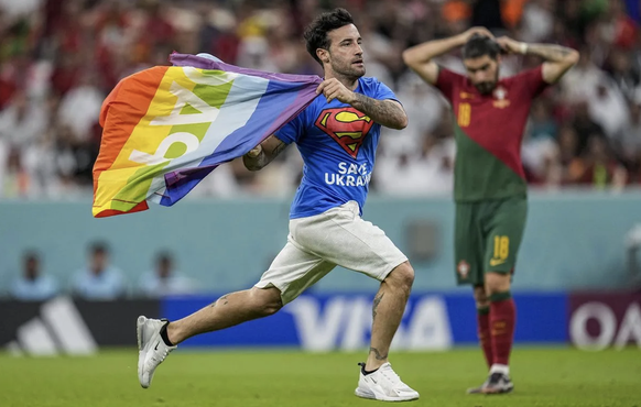 Mario Ferri, habitué de l&#039;envahissement des terrains, fait irruption durant le match Portugal-Urugay avec un drapeau LGBTQ et des messages de soutien aux femmes iraniennes et aux Ukrainiens.