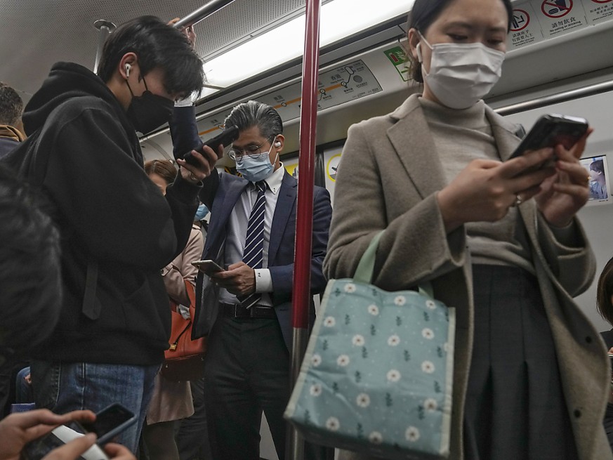 Le port du masque avait été imposé il y a trois ans à Hong Kong, et a été maintenu près de 1000 jours.