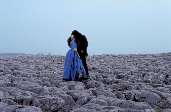 JULIETTE BINOCHE and RALPH FIENNES in WUTHERING HEIGHTS, 1992, directed by PETER KOSMINSKY. Copyright PARAMOUNT PICTURES. Credit: PARAMOUNT PICTURES / Album