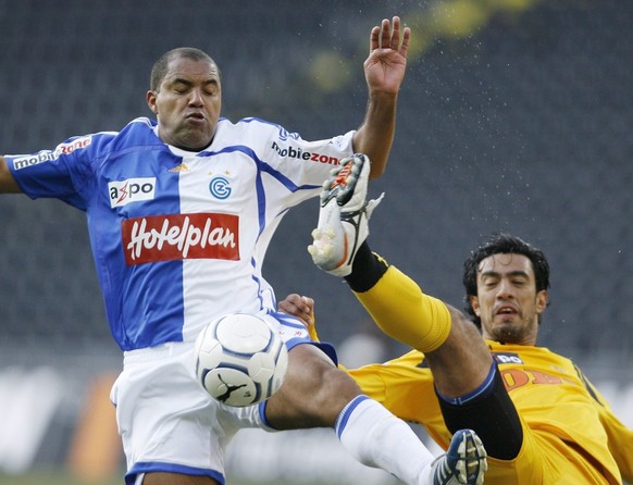 Der Berner Tiago Calvano, rechts, im Duell mit dem Zuercher Ailton im Fussballspiel der Super League zwischen dem BSC Young Boys und dem Grasshopper-Club Zuerich am Samstag, 31. Maerz 2007, in Bern. ( ...