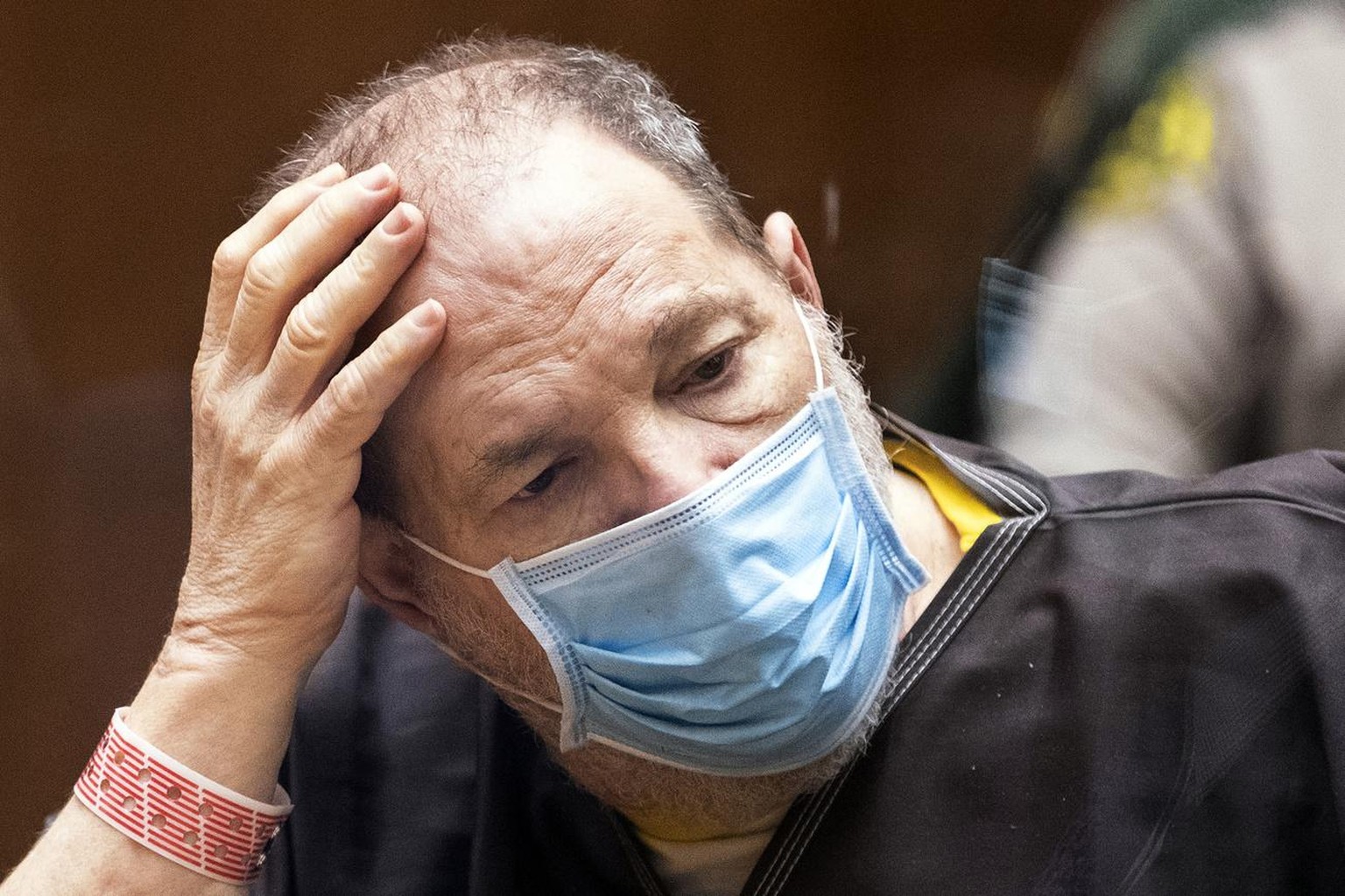 Harvey Weinstein, 69 ans, violeur reconnu coupable et magnat du cinéma en disgrâce, porte un masque facial alors qu&#039;il écoute le tribunal lors d&#039;une audience préliminaire à Los Angeles, jeud ...