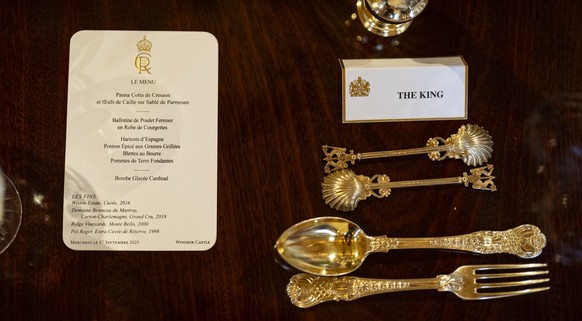 WINDSOR, ENGLAND - SEPTEMBER 17: A place setting for King Charles III at the banquet table in St George&#039;s Hall ahead of the state banquet for US President Donald Trump and his wife, First Lady Me ...