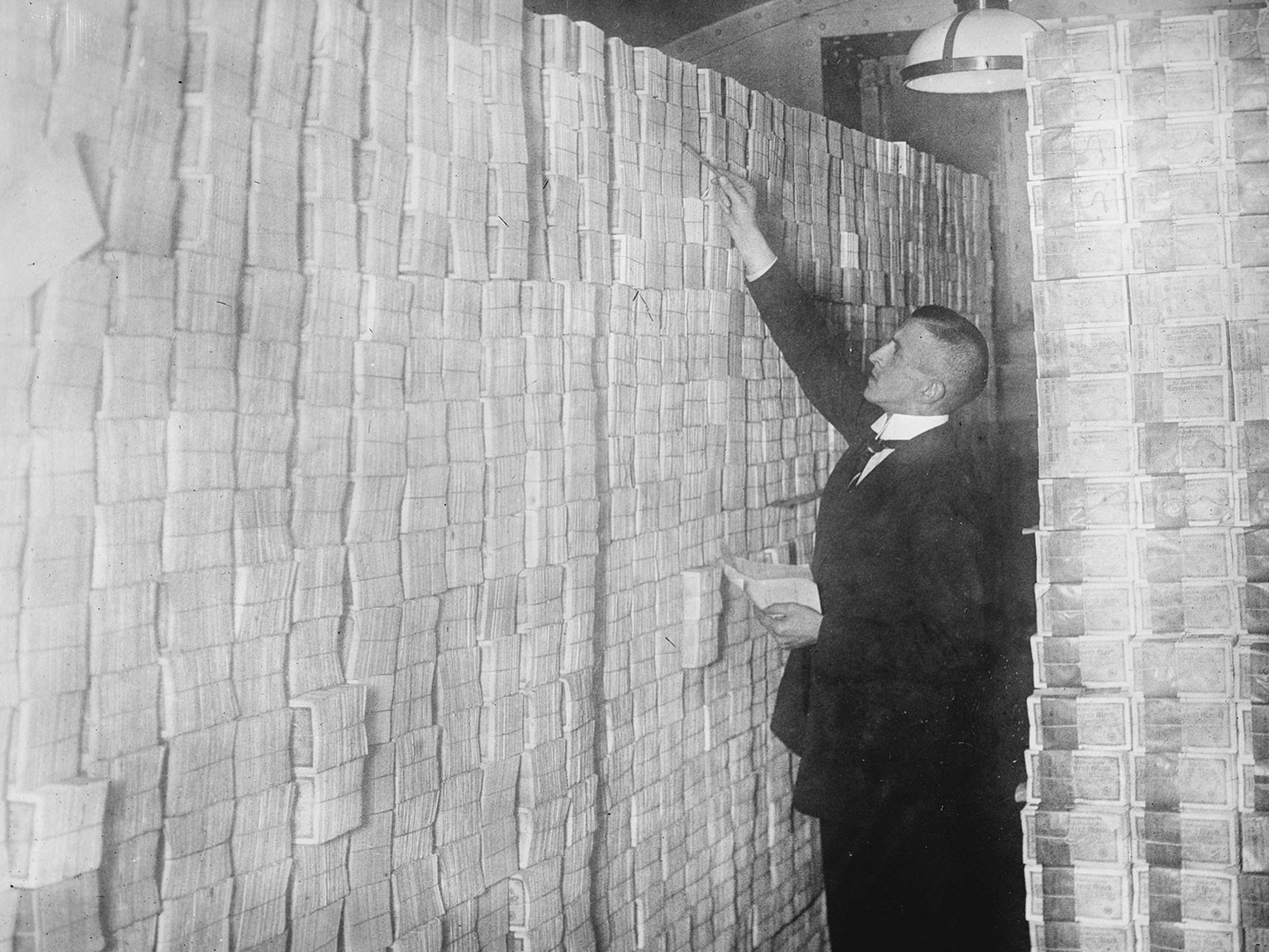 Des montagnes de billets: au début du XXe siècle, l’hyperinflation incite le Liechtenstein à faire du franc suisse sa monnaie nationale.
https://commons.wikimedia.org/wiki/File:In_a_Berlin_Bank_LCCN20 ...