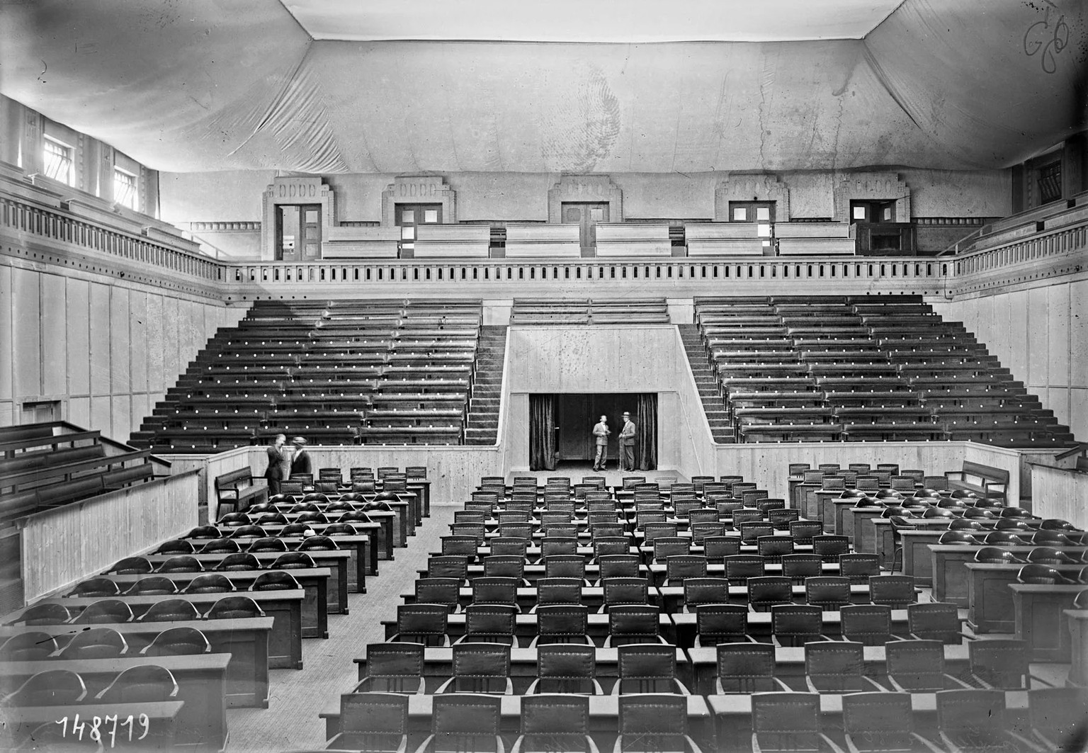 Vue de la salle du Conseil de la Société des Nations, 1930.
https://commons.wikimedia.org/wiki/File:8-9-30,_Gen%C3%A8ve,_S.D.N.,_int%C3%A9rieur_du_Palais_%C3%A9lectoral,_salle_o%C3%B9_se_tiendront_les ...
