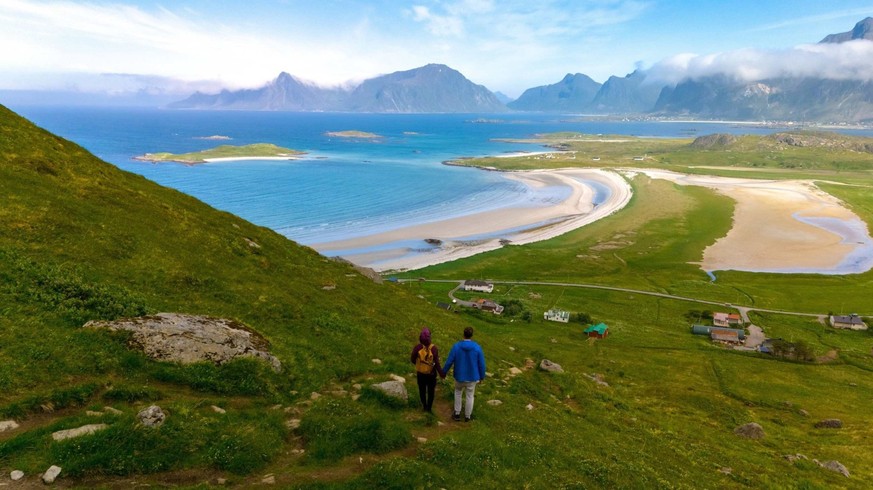 Loin des lieux touristiques: un couple norvégien sur une plage isolée des îles Lofoten.