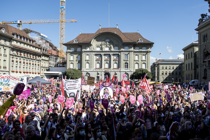 Tausende Personen anlaesslich einer Demonstration, am Samstag, 18. September 2021, in Bern. Nach dem Motto Haende weg von unseren Renten, AHV21- so nicht, demonstrieren Teilnehmer gegen den Rentenabba ...