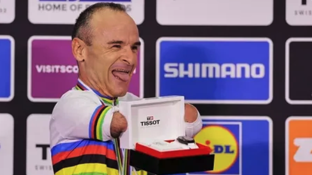 Ce cycliste handicap&eacute; re&ccedil;oit un prix cadeau mais il y a un probl&egrave;me