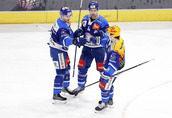 Zuerichs Sven Andrighetto, links, jubelt mit Patrick Geering, Mitte, und Denis Malgin, rechts, nach seinem Treffer zum 2:0 im Eishockeyspiel der National League zwischen den ZSC Lions und dem Lausanne ...