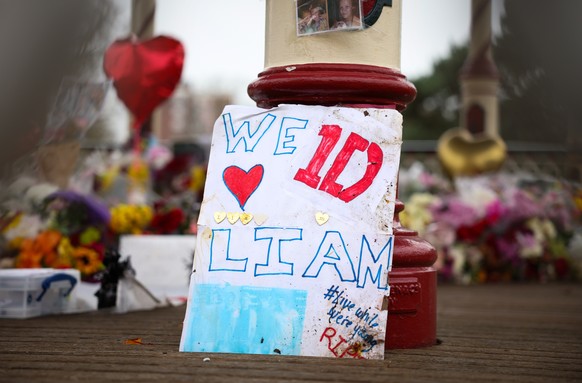 epaselect epa11709906 Tributes left to the late singer Liam Payne at the West Park bandstand in Wolverhampton, Britain, 08 November 2024. Liam Payne, former member of the British band One Direction, d ...
