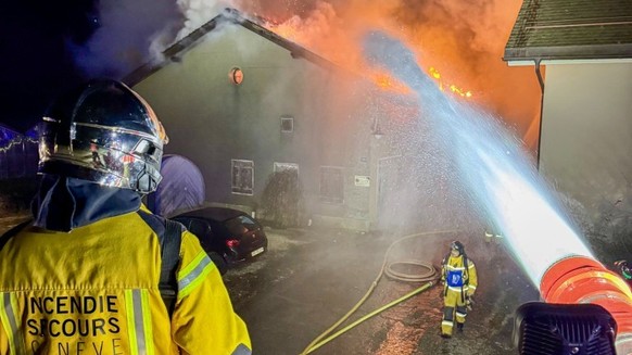 Un incendie a fortement endommagé une bâtisse située sur la route de Saconnex d&#039;Arve à Plan-Les-Ouates dans la nuit de dimanche à lundi 20 janvier. A l&#039;arrivée des pompiers, les flammes avai ...