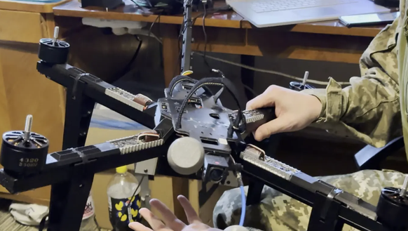Un petit drone bombardier avec une charge utile maximale de cinq kilogrammes avant l&#039;assemblage.