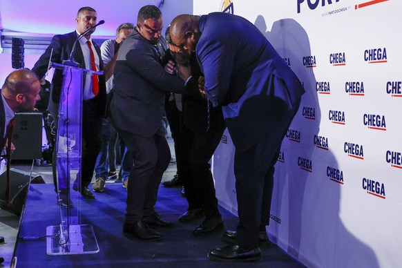 epa12097994 Andre Ventura (2-R), leader of Chega, falls ill during a rally as part of the electoral campaign for the legislative elections in Tavira, Portugal, 13 May 2025. EPA/LUIS FORRA