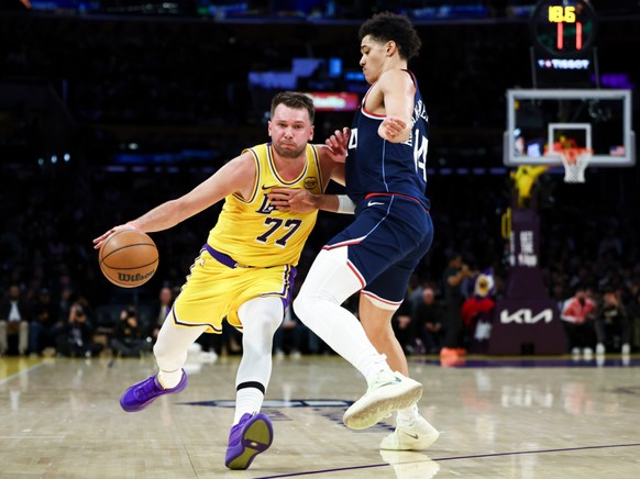 Niederhäuser (à droite) et les Clippers ont subi les foudres de Doncic (à gauche) vendredi