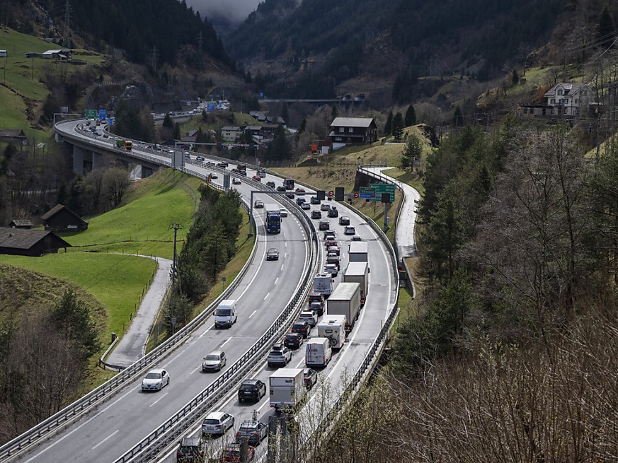 Les bouchons qui se sont formés devant l'entrée nord du tunnel routier du Gothard s'allongeaient jusqu'à Erstfeld (UR), vendredi en milieu d'après-midi. Le temps d'attente y e ...