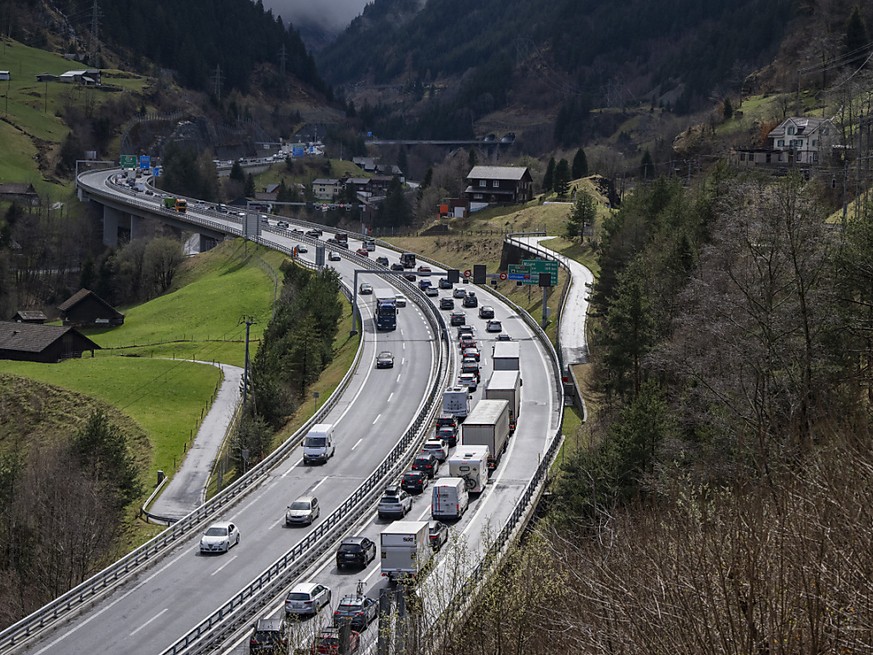 Les bouchons qui se sont formés devant l&#039;entrée nord du tunnel routier du Gothard s&#039;allongeaient jusqu&#039;à Erstfeld (UR), vendredi en milieu d&#039;après-midi. Le temps d&#039;attente y e ...