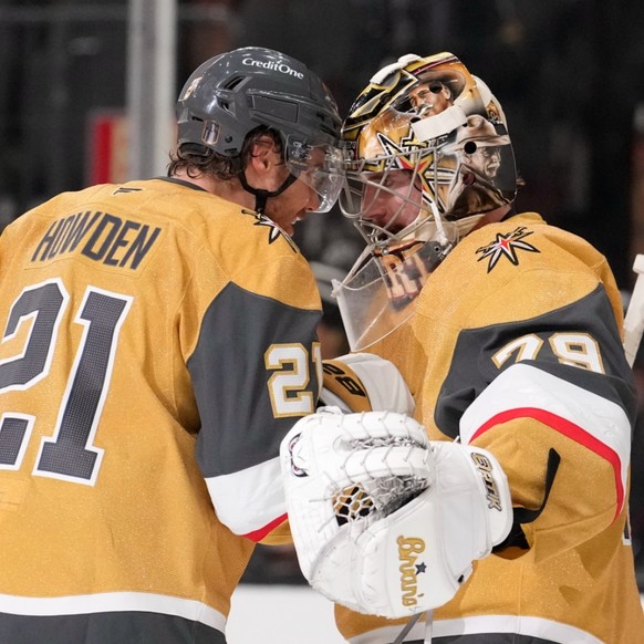 Carter Hart (à droite) et Vegas joueront la finale de la Coupe Stanley