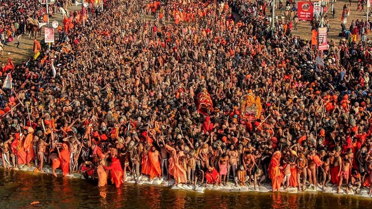 400 millions de pèlerins venus des quatre coins du monde se retrouvent dans les villes saintes de Prayagraj (Uttar Pradesh), Haridwar (Uttarakhand), Ujjain (Madhya Pradesh) et Nashik (Maharashtra).