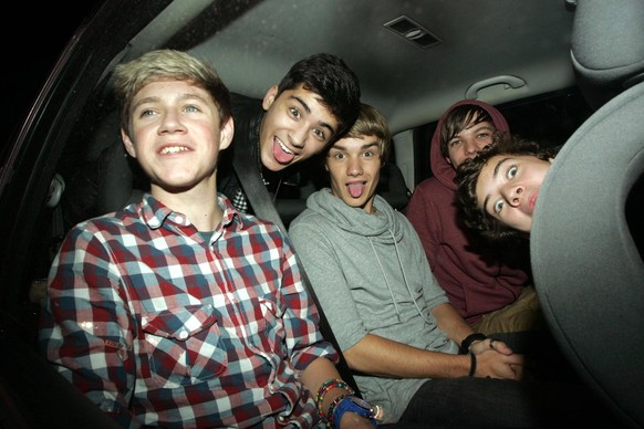 Simon Cowell s boy band One Direction leave The X Factor Fountain studios after rehersals ahead of this Saturday s first live finals show 45861, LONDON, UNITED KINGDOM - Thursday October 7 2010. Simon ...